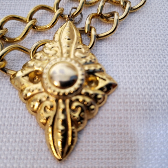 Vtg. Gold finish charm chain belt. - Picture 6 of 7